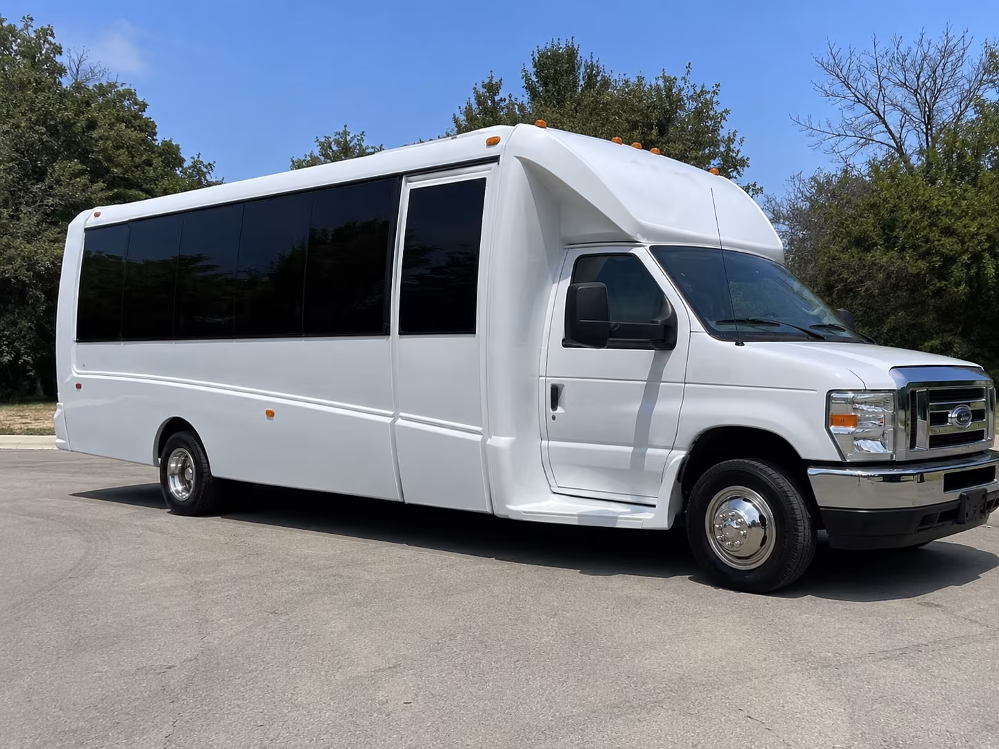 Detroit Winery Tour & Pub Crawl Transportation party bus exterior